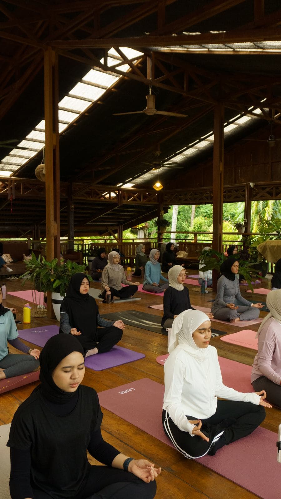 Meditasi bersama di pendopo kayu
